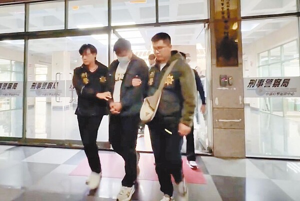 刑事局中打在台中頂級商辦,搗破以羅姓男子(前)為首的網路博弈集團。圖/警方提供