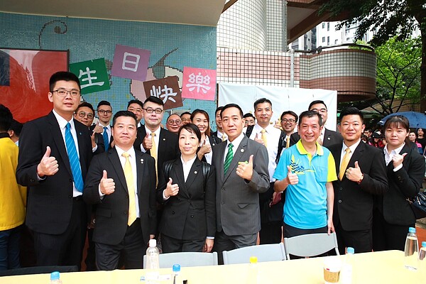 桃園市同安國小慶祝30周年校慶,邀請永慶房產集團加盟四品牌桃園區經管會出席,感謝他們為足球隊提供幫助與資源。圖/永慶房產集團提供