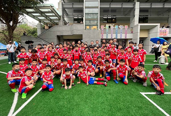 永慶房產集團加盟四品牌桃園區經管會長期關注在地學校需求,連續三年贊助桃園市同安國小足球隊,幫助學生圓夢。圖/永慶房產集團提供