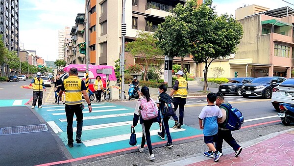 永慶房產集團加盟四品牌桃園區經管會贊助100件反光背心、40支導護旗和拒馬等用具,協助同安國小學生安心上下學。圖/永慶房產集團提供