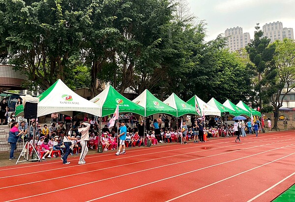 在3月30日「同安國小30周年校慶暨社區聯合運動大會」,永慶房產集團加盟四品牌桃園區經管會全額贊助50頂帳篷,讓學生、民眾在良好的競賽環境中拚搏榮耀與獎盃。圖/永慶房產集團提供