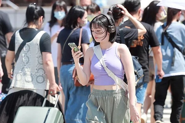 這幾天高溫炎熱,在外活動要注意防曬、防中暑。圖/聯合報系資料照片