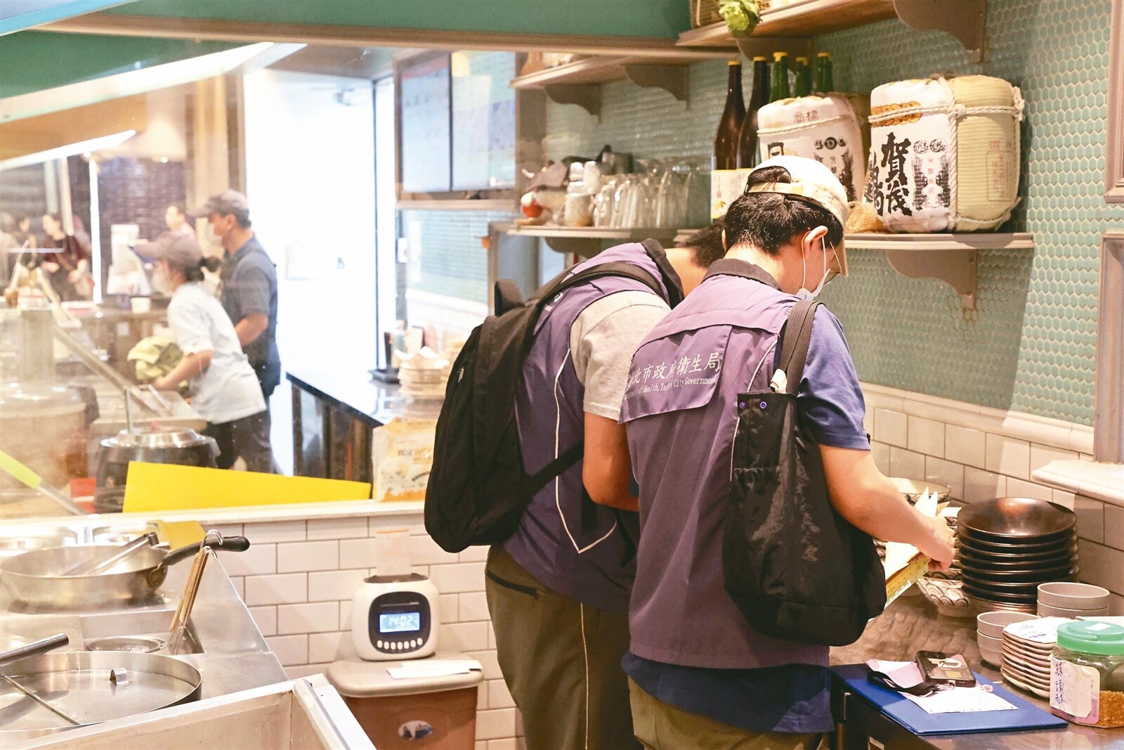 寶林茶室食安風暴延燒，圖為台北市衛生局副局長李碧慧日前率隊專案稽查遠百信義A13的大食代廣場。記者林伯東／攝影 