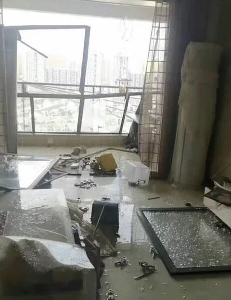 江西南昌3月31日凌晨突然出現狂風暴雨,不少民眾住家的落地窗被大風吹垮,整個客廳一片狼藉。圖/取材自微博