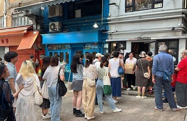 香港見山書店3月31日結束營業,在關門倒數的日子裡大批顧客前來朝聖及告別。圖/取材自Instagram