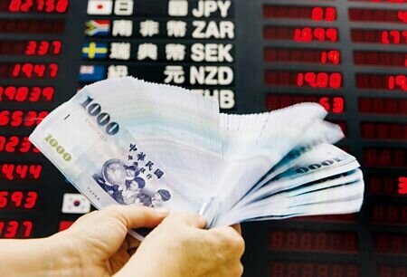 美國經濟數據維持強勁,帶動美元指數衝破105,2日主要亞幣全跌趴,新台幣開盤就摜破32元大關。圖∕本報資料照片