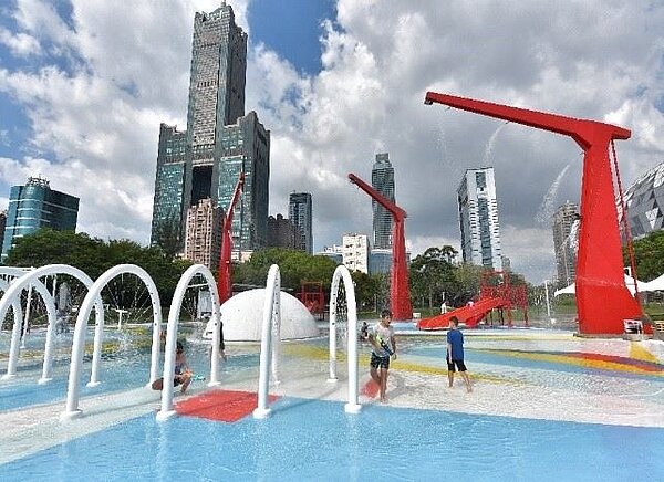 高雄市工務局特別選在兒童節連假期間,限定開放星光公園戲水區。圖/高雄市工務局提供