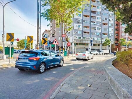 高雄市三多、武營路口因事故頻傳,警方設置科技執法確保車輛行經「停車再開」標誌能確實停讓,強調尖峰時段會派義交指揮確保車流順暢。(任義宇攝)