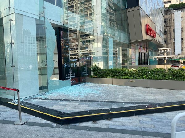 北市東區SOGO敦化館玻璃因地震破裂。圖／好房網News記者羅力元攝影