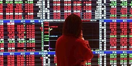 台股2日再創歷史新高,指數飆漲244點,衝上20,466點,法人建議,操作上聚焦產業前景正向,逢低布局聯詠、義隆等電子鏈。圖∕本報資料照片