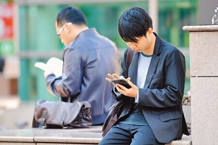 這一代年輕人,一開始工作就面臨失業、低薪、高工時的處境,情況若不改善,年輕人將成為注定無法翻身的一代。(本報資料照片)