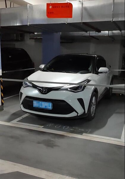 白色SUV被車位業主用焊條封住。圖/網路截圖
