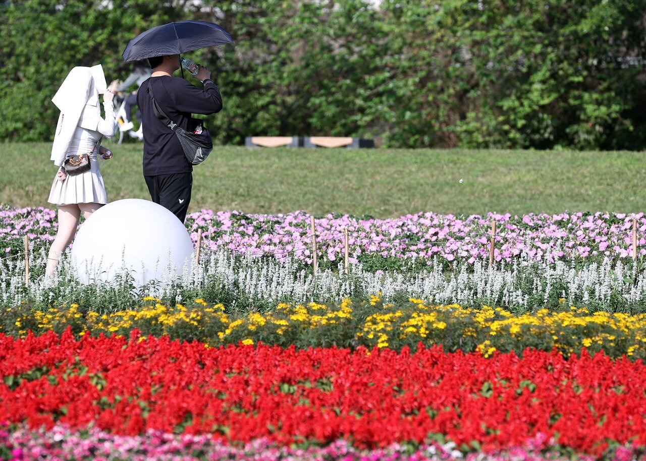 今明兩天暖熱如夏,全台逾35度,要注意防曬及防中暑。 本報資料照片