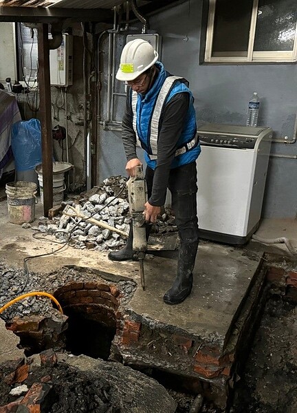 針對中央天井式建築物,衛生下水道工程處從2022年提高補償金至24萬元。(北市衛工處提供)