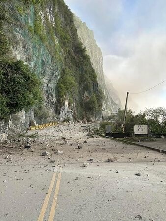 7時58分花蓮發生芮氏規模7.2強震，蘇花公路山壁崩塌，目前傷亡不明。圖／讀者提供