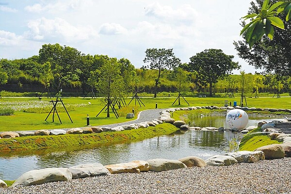 雲林縣西螺大橋舊堤防「森活武樹園區」，結合七崁武術文化、生態永續概念，變身為空氣品質淨化區，成為生態觀光新亮點。（雲林縣政府提供／張朝欣雲林傳真）