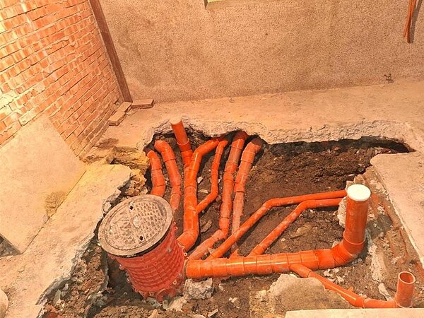 台北市政府為鼓勵民眾配合污水接管,訂《有台北市使用建築物室內空間設置污水管渠補償要點》,並在2022年調高補償金額至每案24萬,只要社區共同協調其中一樓住戶同意。(黃敬文翻攝)