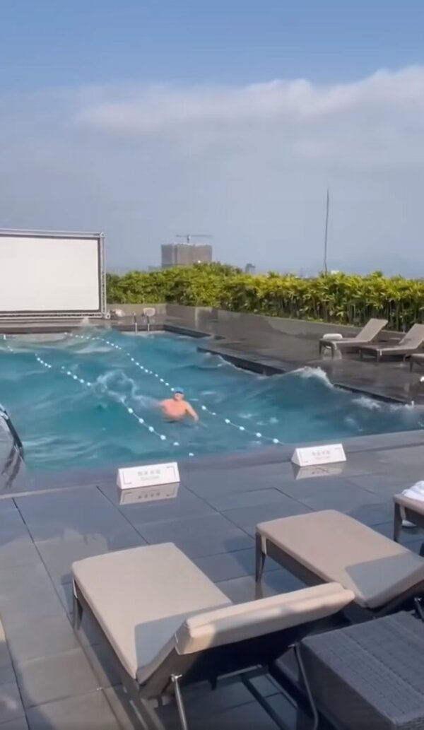 台北晶華飯店露天泳池因地震劇烈搖晃。圖／翻攝自爆廢公社