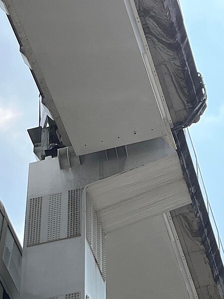 環狀線中和段因地震造成軌道墩柱錯位。圖/摘自新北市議員張維倩臉書