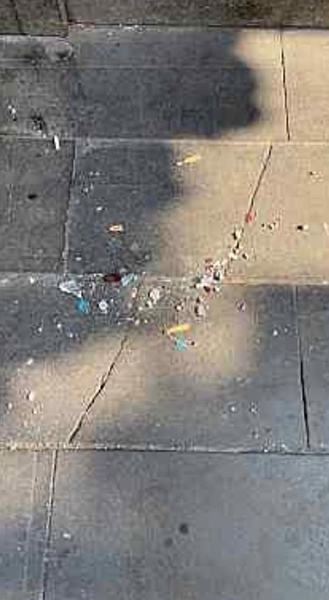 雲林北港朝天宮稍早傳出廟內結構多處因不堪強震出現明顯裂痕,廟方緊急澄清是舊有牆面補土剝落。圖/民眾提供