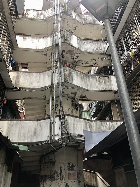 南機場公寓的旋轉樓梯在地震後銜接觸多有斷裂。圖/聯合報系資料照