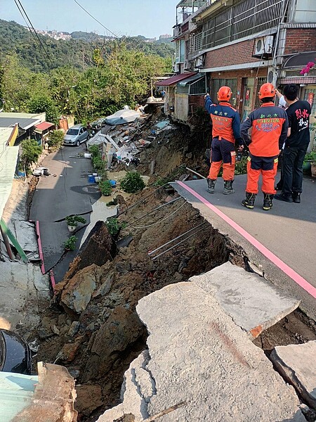 新店區安泰路發生坡地滑落。圖／新北市消防局提供