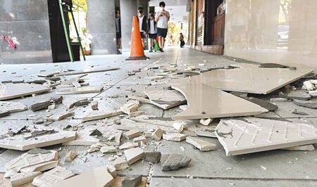 
金管會及財政部對地震受災戶提供資金及延繳等多項協助。圖為0403花蓮大地震，多處房屋受損磁磚掉落。（姚志平攝）
