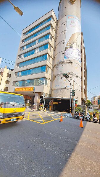 0403花蓮大地震造成彰化縣政府第二辦公室外牆磁磚剝落,目前外牆下方附近已設置三角錐警戒,拉封鎖線,並聯繫員警到場指揮交通,幸無人員受傷。圖/消防局提供