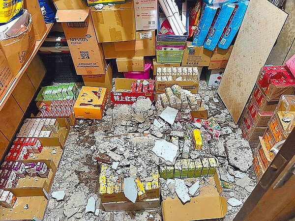 0403花蓮大地震造成龜山金山社區海砂屋屋頂水泥掉落滿地。圖/議員李宗豪提供