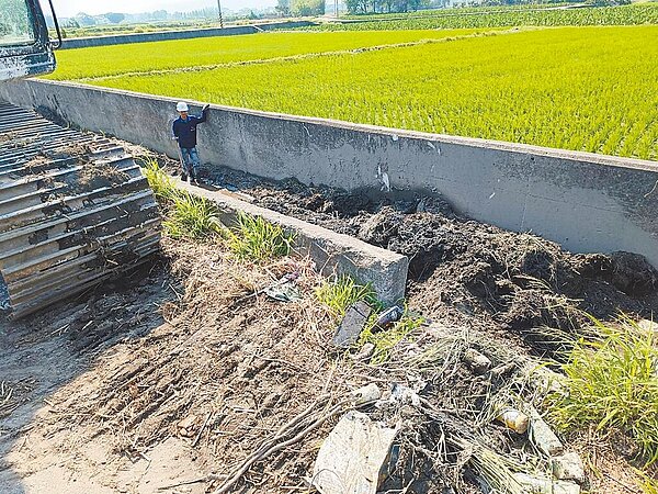 台中市外埔區廍子堤防道路旁灌溉溝渠，近日遭人亂倒大量汙泥，被當地農民發現檢舉，環保局3日指出，業者將被依違反《廢棄物清理法》移送，可處1年以上、5年以下有期徒刑，併科1500萬元以下罰金。圖／讀者提供