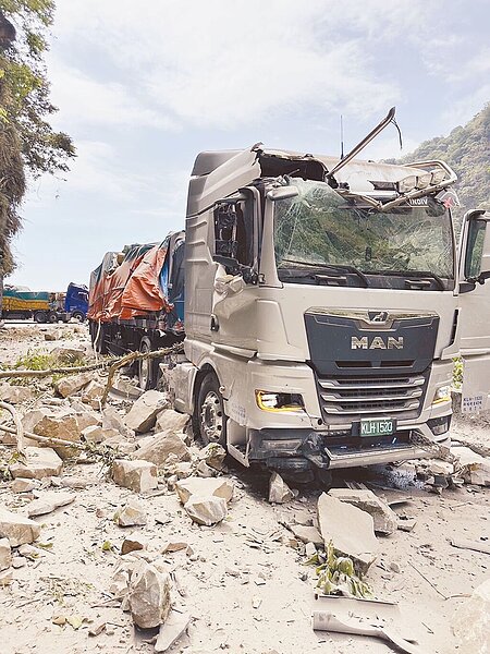 花蓮近海3日上午發生規模7.2強震，蘇花公路柔腸寸斷，一輛砂石車遭巨石砸中，車毀人亡。圖／中新社
