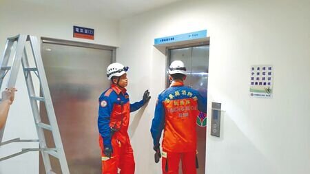 花蓮3日發生規模7.2地震,各地傳出災情,苗栗縣政府第1辦公大樓,一度有民眾受困電梯20多分鐘,所幸經消防人員救援,順利脫困並無大礙。(李京昇攝)