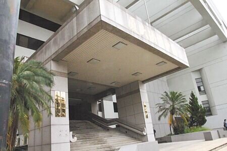 紀姓誦經師父2023年間在「頭七法會」放喪家鴿子,葬儀社急找人遞補而延誤法事,一審判賠7萬多元。紀上訴,辯稱他誦經只賺1200元,要求他全扛不符比例;台中地院判賠3萬6000元,不得上訴。(本報資料照片∕陳淑芬台中傳真)