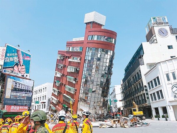 403大地震傳出災情，花蓮市軒轅路天王星大樓嚴重傾斜，且多名住戶受困。 記者王思慧／攝影