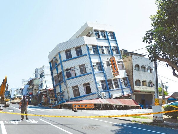 花蓮強震造成花蓮市北濱街1棟5層樓公寓傾斜，1樓早餐店被壓到消失不見。圖／羅亦晽攝
