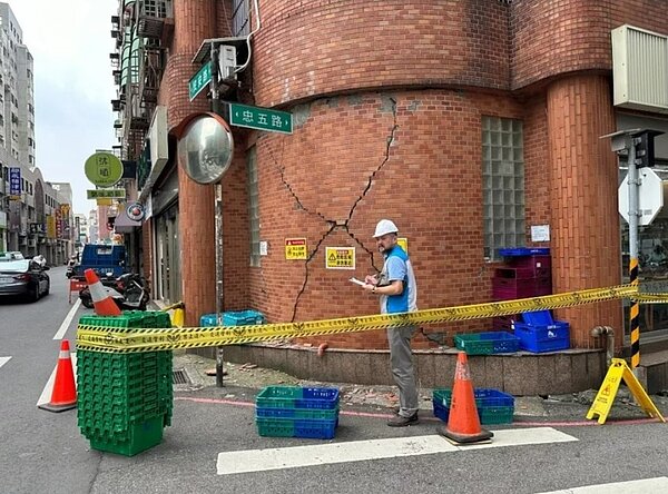 建管處除了主動檢查工地,接到房屋損壞通報後也請技師到場。圖/桃園市政府都發局提供