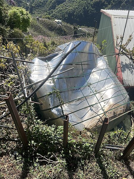 台中市梨山地區受到強震影響,超過60座水塔倒塌、毀損。圖/讀者提供