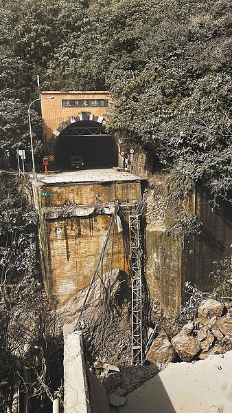 花蓮大地震造成蘇花公路大清水隧道口整片塌陷。圖/中新社