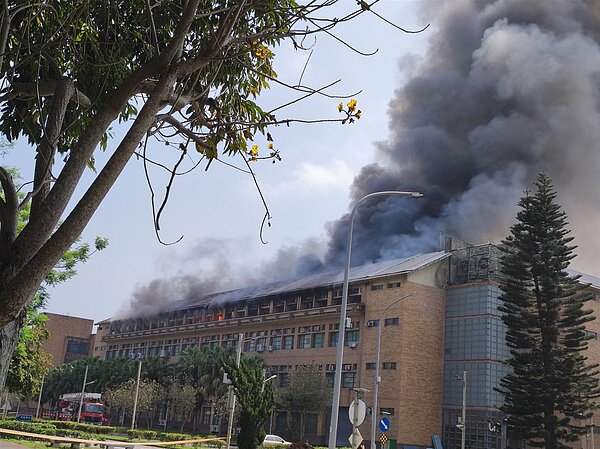 0403花蓮大地震,花蓮縣陸續傳出嚴重災情,國立東華大學理工一館4樓實驗室也發生火警,幸無人傷亡。圖/民眾提供