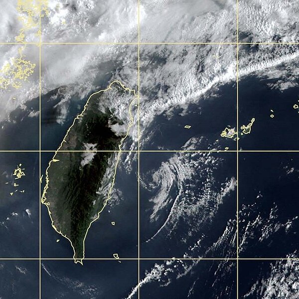 現在台灣附近有點西南風,背風渦旋變成在東側。圖/取自鄭明典臉書