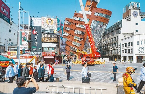 0403花蓮大地震,台灣東部海域發生芮氏規模7.2地震,副總統賴清德前往受災嚴重的花蓮天王星大樓勘災。圖/總統府提供