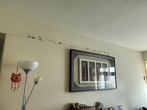 4月3日花蓮大地震全台有感，不少民眾家中牆壁被震出裂痕。圖／讀者提供