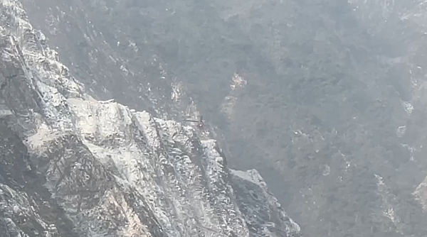 此次花蓮地震引發日本南部及菲律賓都發布了海嘯警報,日本氣象廳稍後也將台灣地震的規模修改為7.7。圖為蘇花沿線山頭,因大震崩落。圖 / 消防署提供