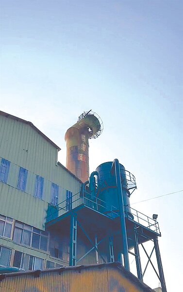 已有116年歷史的虎尾糖廠煙囪,經0403花蓮大地震搖晃後,從頂部15公尺處折斷掉落。圖/擷取自影片