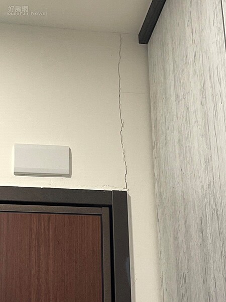 牆壁出現「兩形狀裂縫」有危險 8慘況結構損壞 強震導致不少民眾家中牆面出現裂縫。圖/讀者提供