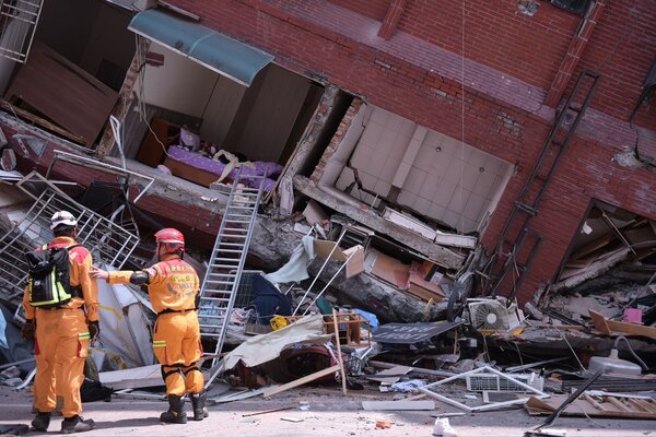 3日上午7點58分芮氏規模7.2地震，造成天王星大樓傾斜倒塌。圖／花蓮縣政府提供