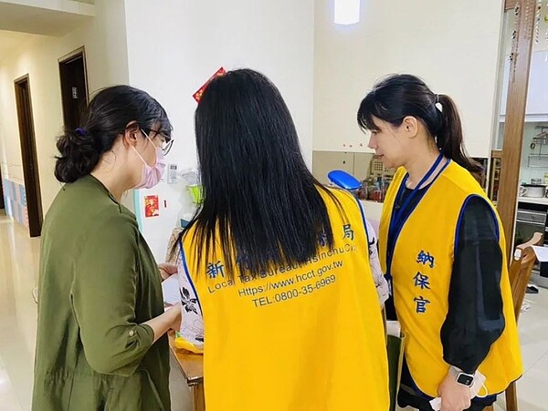 新竹市納保官會協助民眾處理稅捐問題。圖/竹市稅務局提供