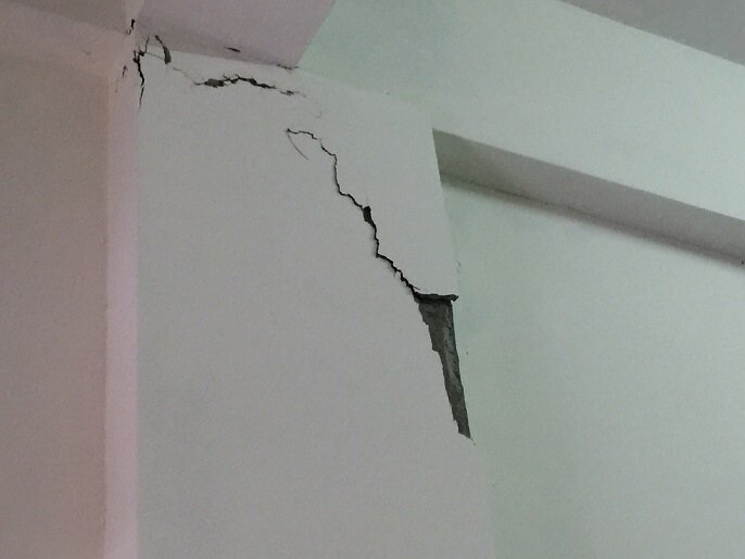 ▼梁柱若出現45度角裂縫須特別留意。(圖/戴雲發提供)