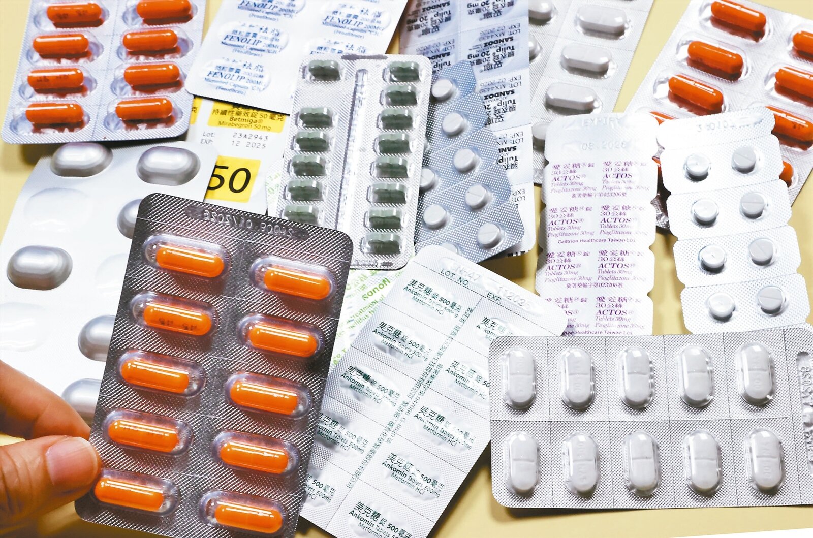 衛福部健保署今年最新調整藥價四月一日上路,藥師公會全聯會理事長黃金舜表示,此波藥價調整多屬於慢性病用藥,影響患者人數高達六百萬人。記者曾學仁/攝影