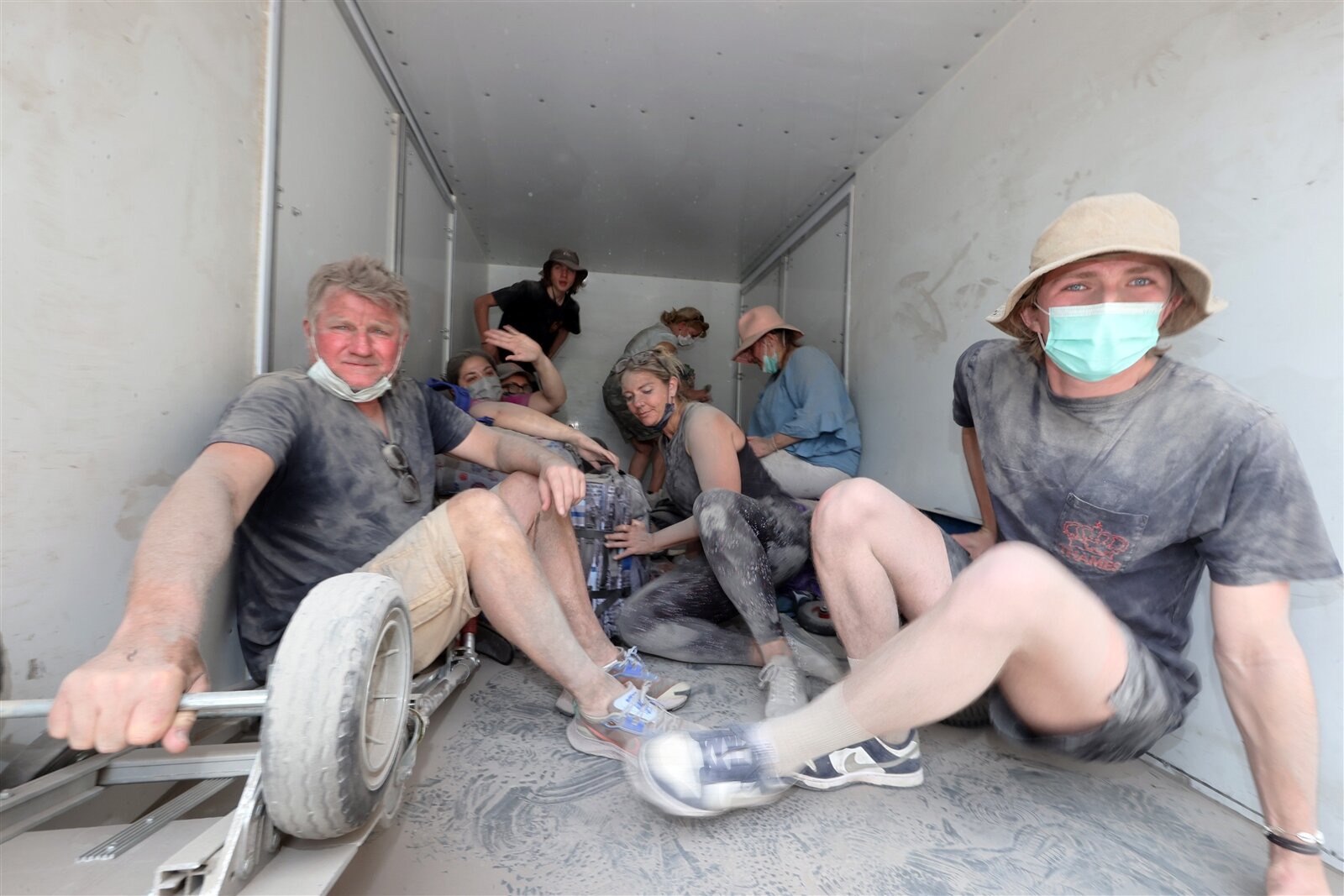 有外籍遊客受困山區一夜,昨獲救時「一身灰」,十分狼狽。記者劉學聖/攝影